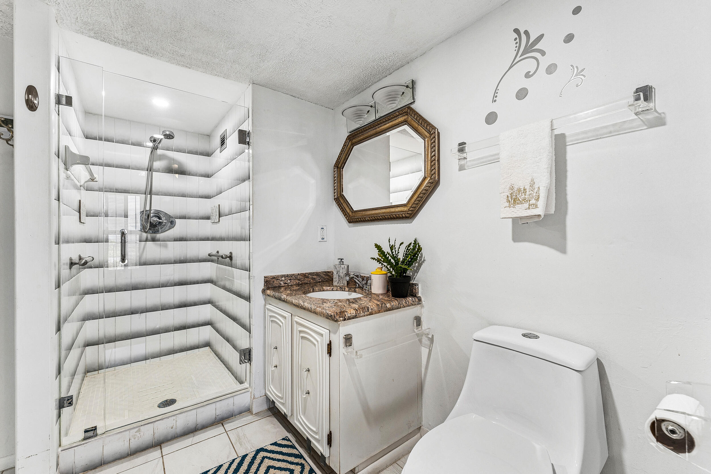 1631 Riverview Road, Unit 505 Deerfield Beach, FL 33441 - Photo 17 of 23 Guest Bathroom