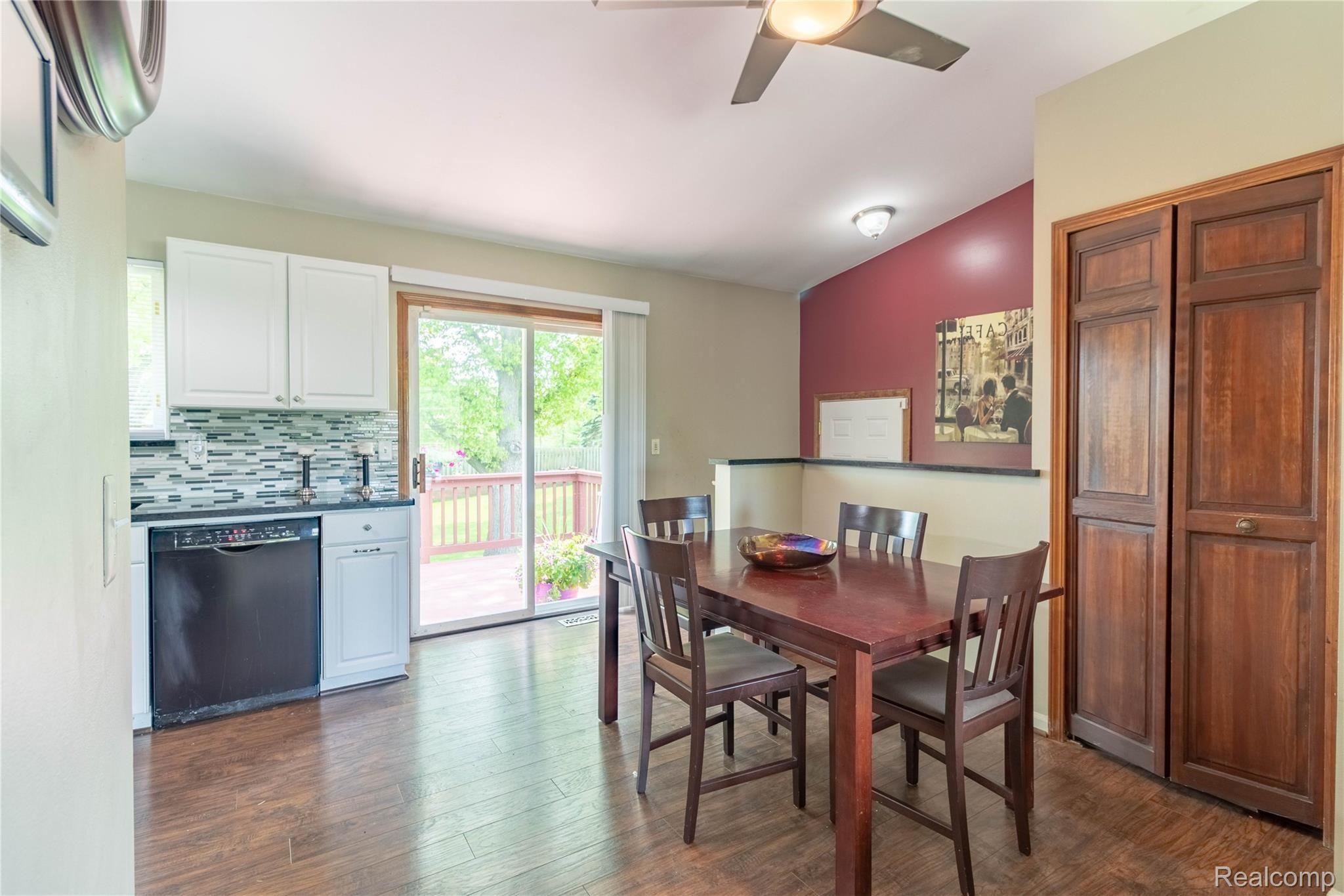 646 Decker Road Walled Lake, MI 48390 - Photo 7 of 39 15.Dining