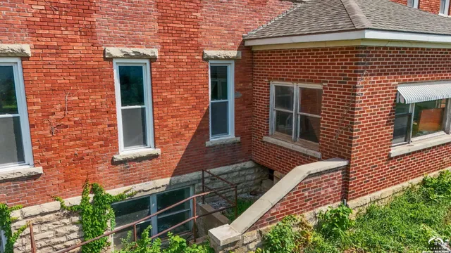 $575,000 | 16010 Fairview Road, Oskaloosa, KS 66066