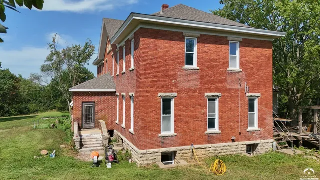 $575,000 | 16010 Fairview Road, Oskaloosa, KS 66066