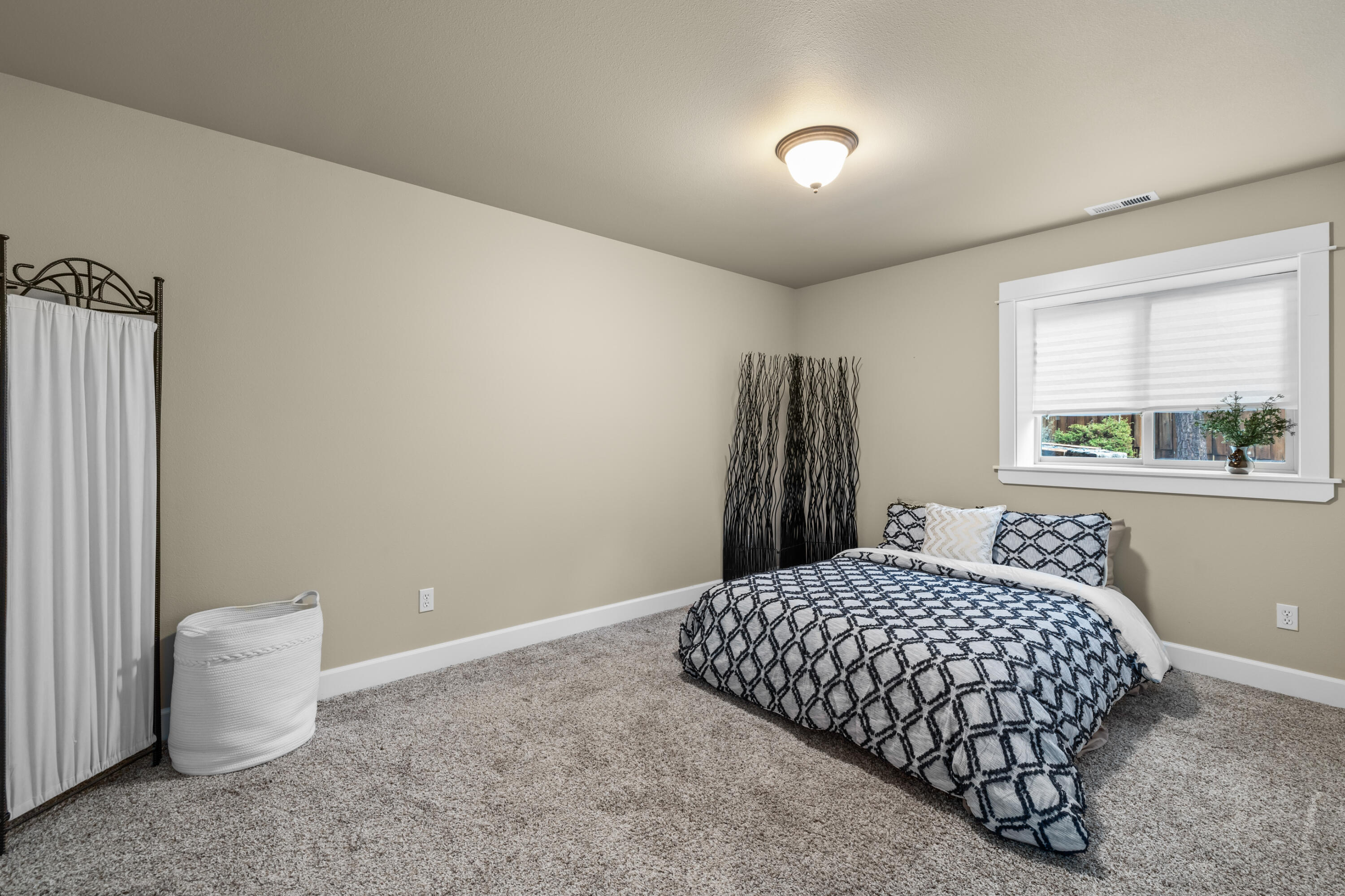 17085 Oxnard Road Bend, OR 97707 - Photo 10 of 25 lower level bedroom 2