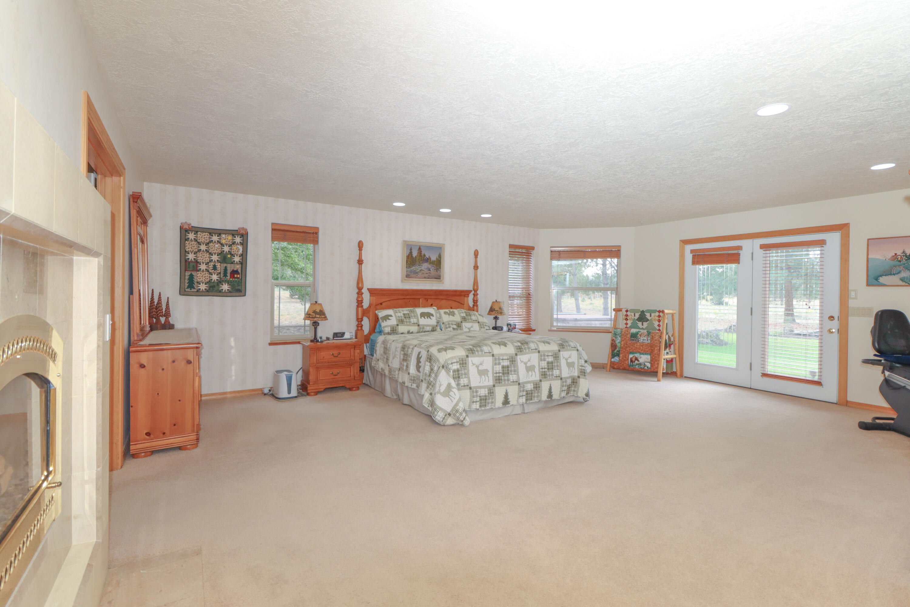 60485 Billadeau Road Bend, OR 97702 - Photo 15 of 47 Primary Bedroom Suite
