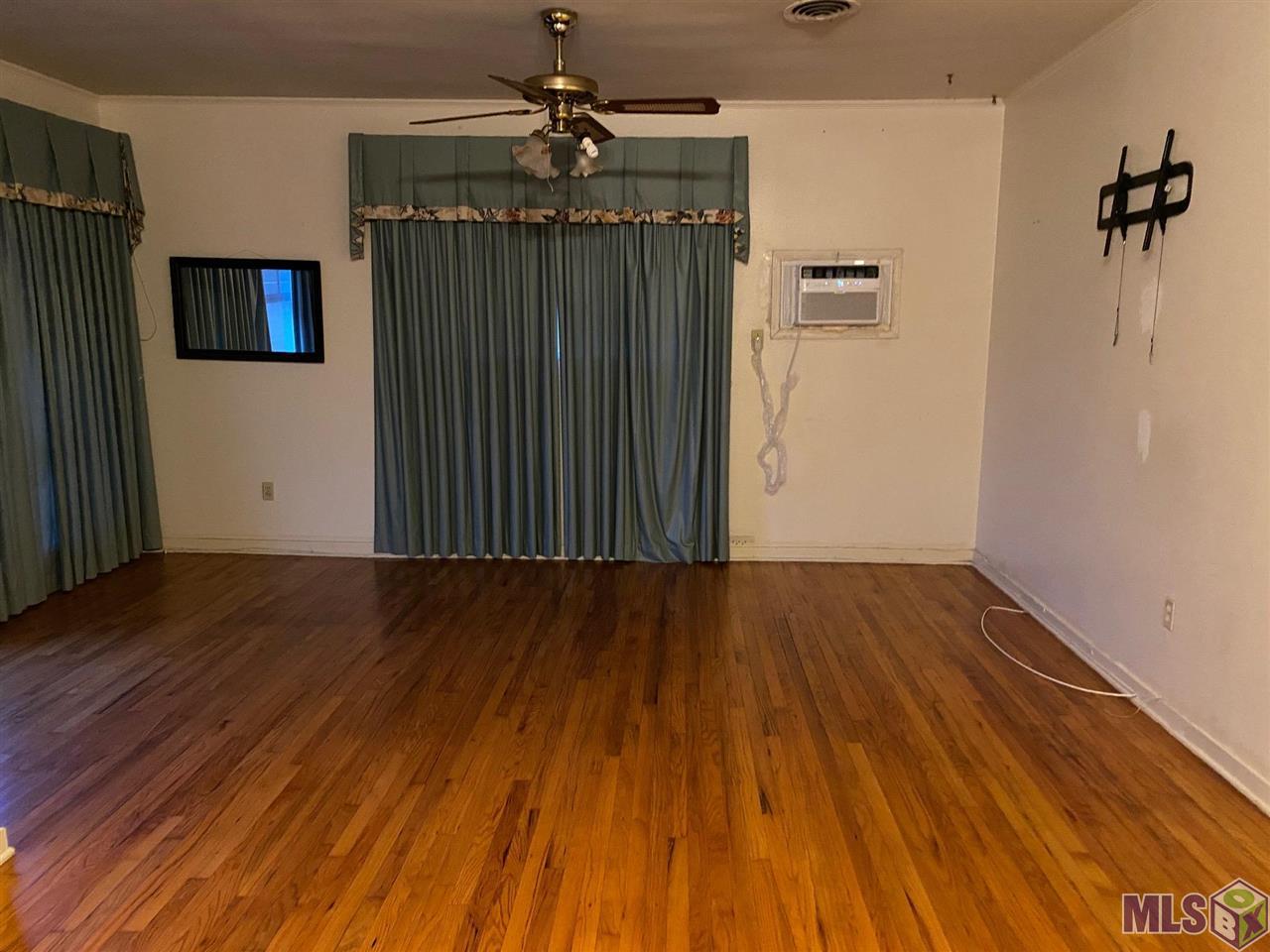 533 North 17th Street Baton Rouge, LA 70802 - Photo 2 of 10 LIVING ROOM