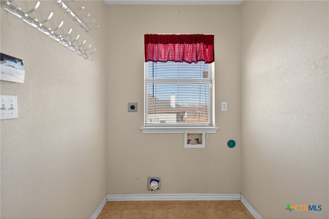 8407 Shaw Road Rogers, TX 76569 - Photo 14 of 25 a bathroom with a bathtub and a shower
