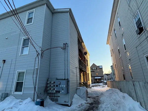 $1,995 | 31 South Stowell Street, Unit 1R, Worcester, MA 01604