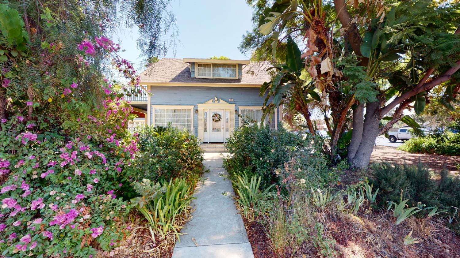 926 North Frankwood Avenue Reedley, CA 93654 - Photo 1 of 32 a picture of flowers