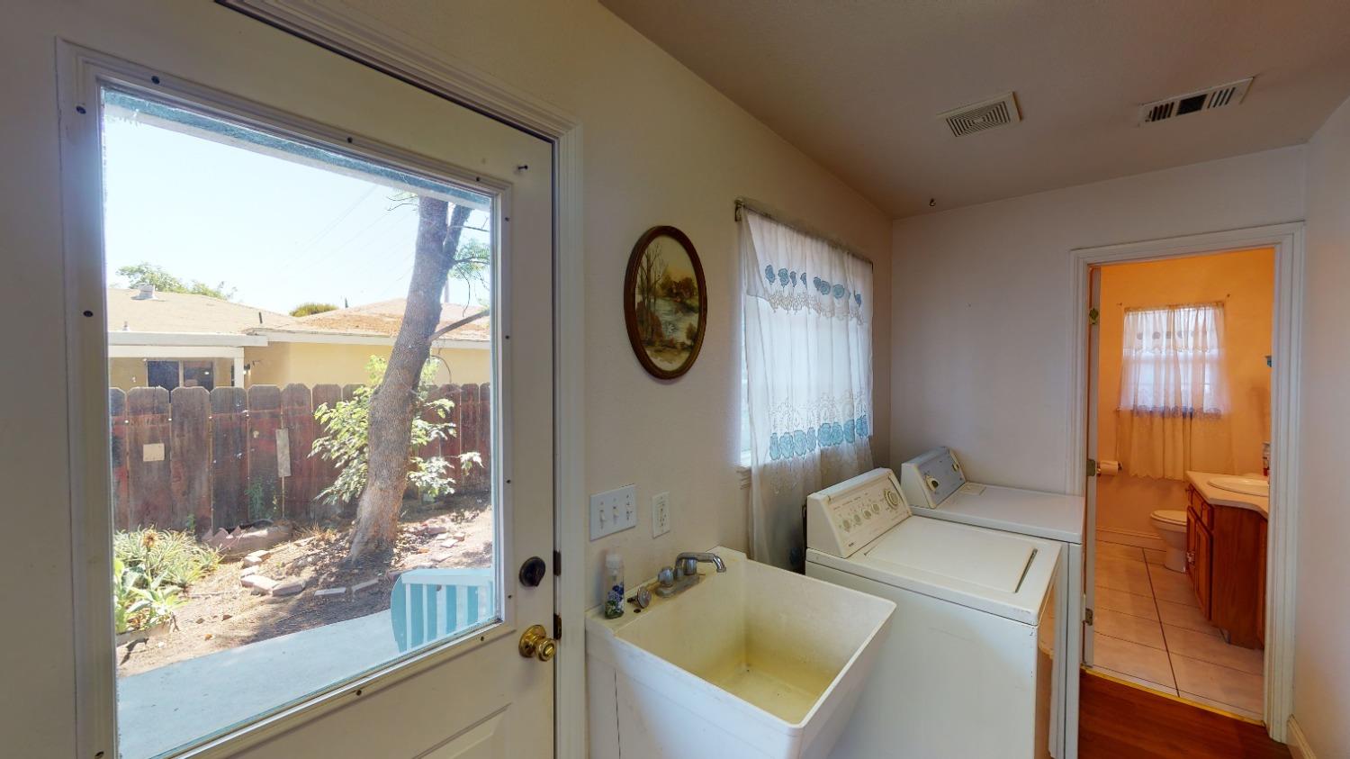 926 North Frankwood Avenue Reedley, CA 93654 - Photo 15 of 32 a view of bathroom with a large window