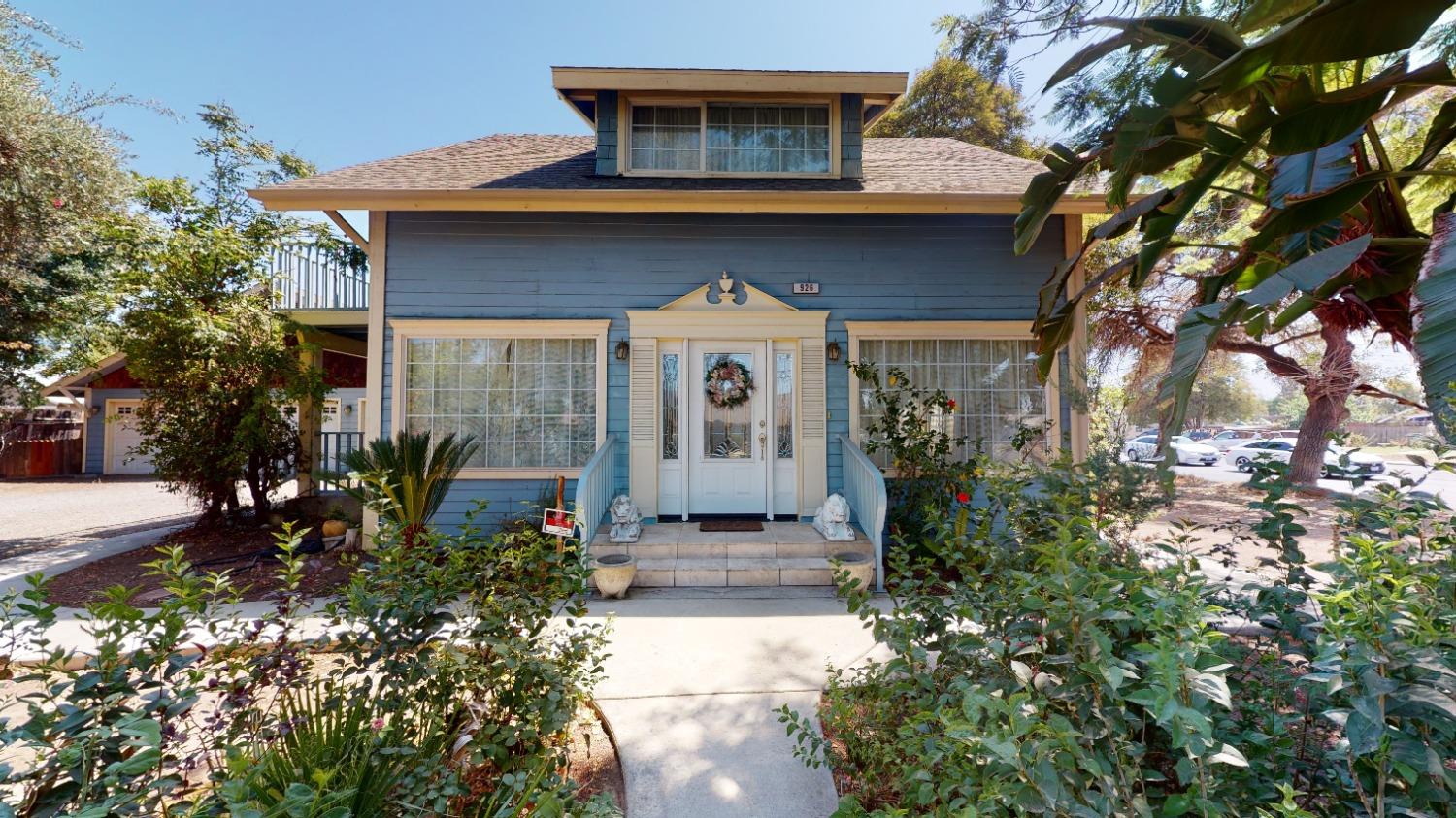926 North Frankwood Avenue Reedley, CA 93654 - Photo 2 of 32 a front view of a house with garden