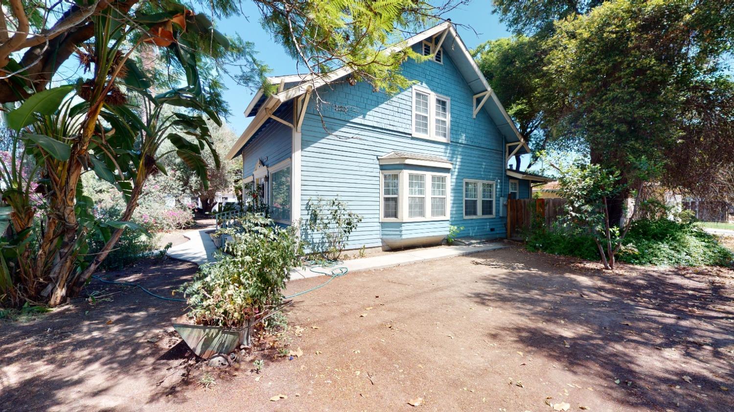 926 North Frankwood Avenue Reedley, CA 93654 - Photo 23 of 32 a view of a house with a yard