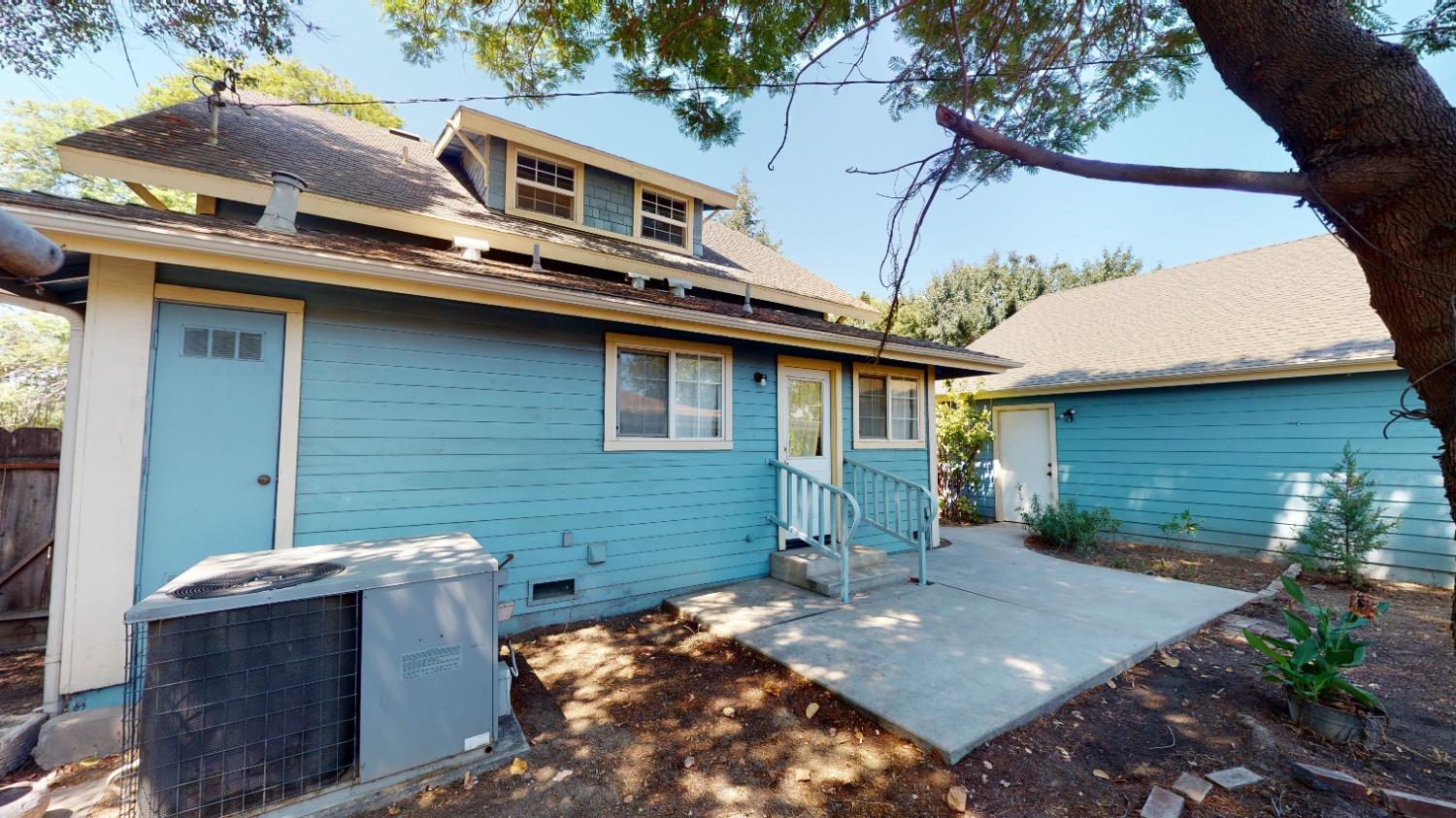 926 North Frankwood Avenue Reedley, CA 93654 - Photo 26 of 32 a backyard of a house with seating space