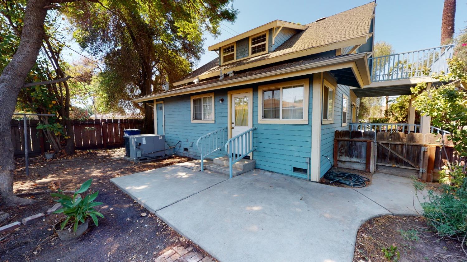 926 North Frankwood Avenue Reedley, CA 93654 - Photo 27 of 32 a view of a house with a patio