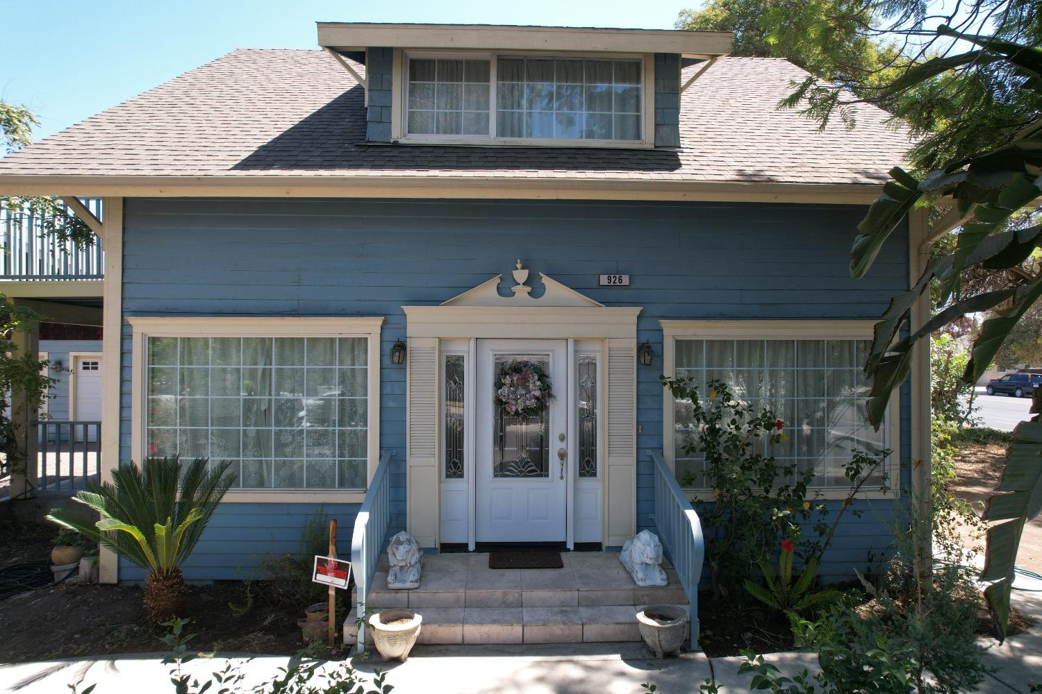 926 North Frankwood Avenue Reedley, CA 93654 - Photo 3 of 32 a front view of a house with garden