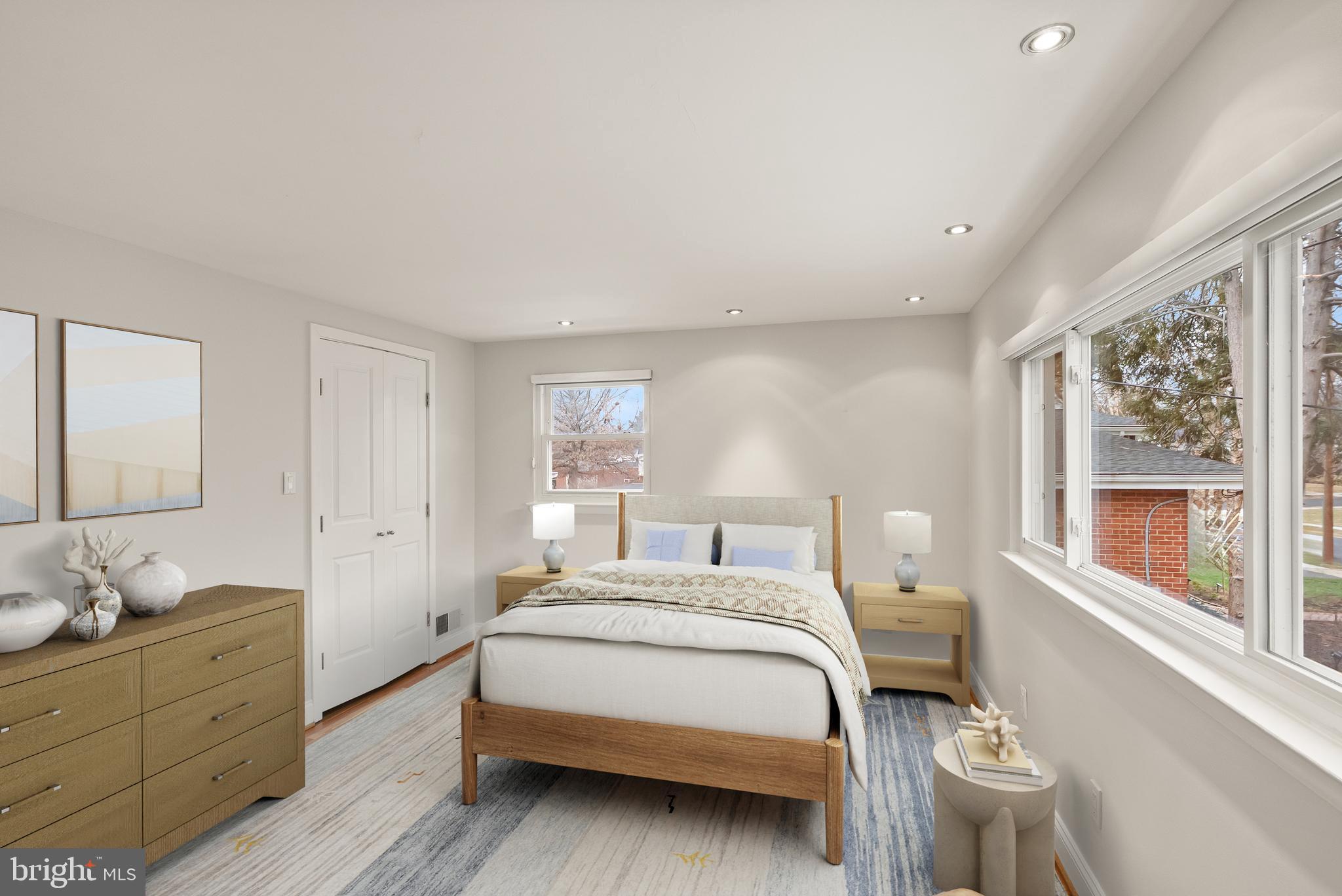 5004 Regency Place Alexandria, VA 22304 - Photo 12 of 36 a room with a bed and a large window