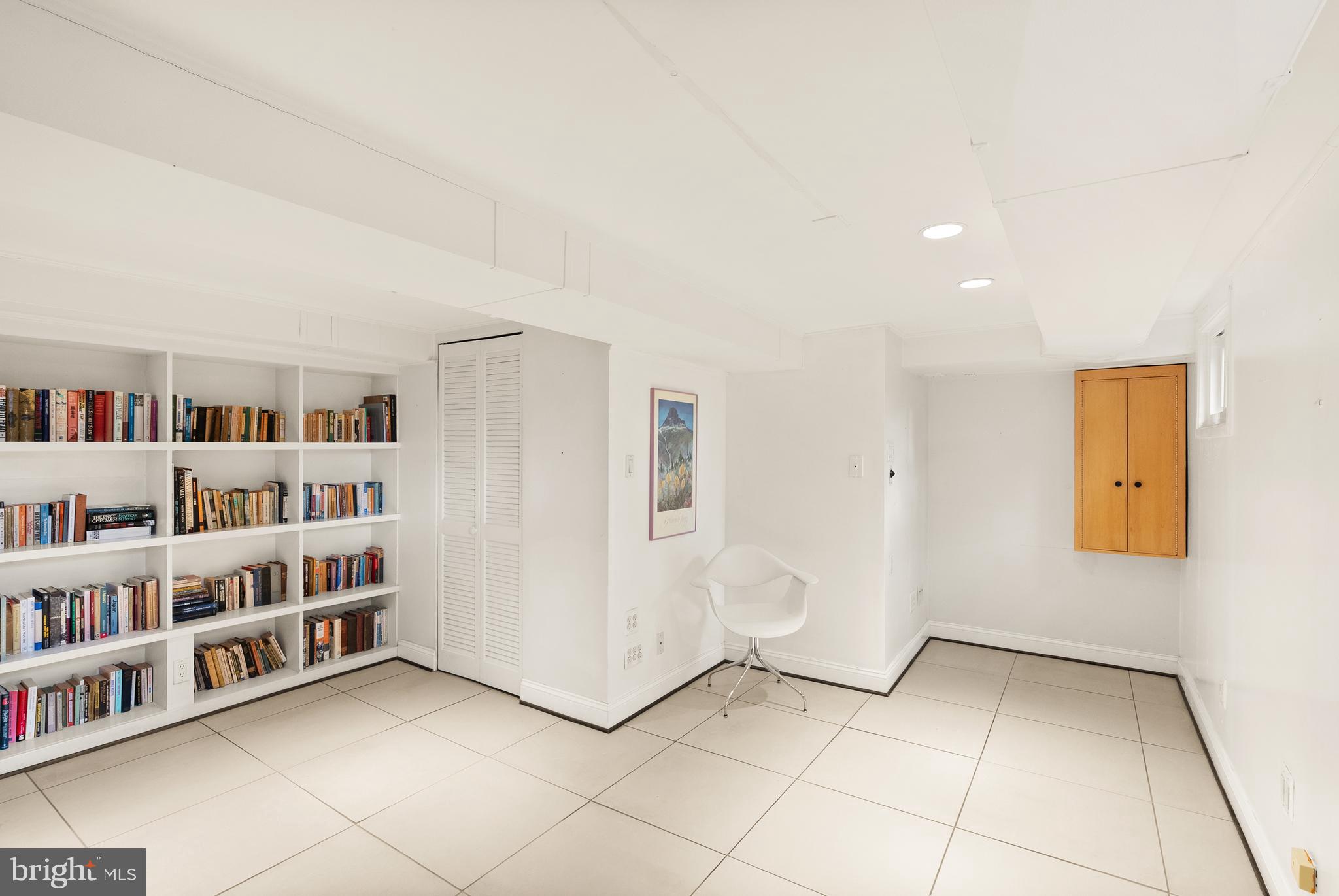 5004 Regency Place Alexandria, VA 22304 - Photo 22 of 36 a view of room with cabinet and shelf