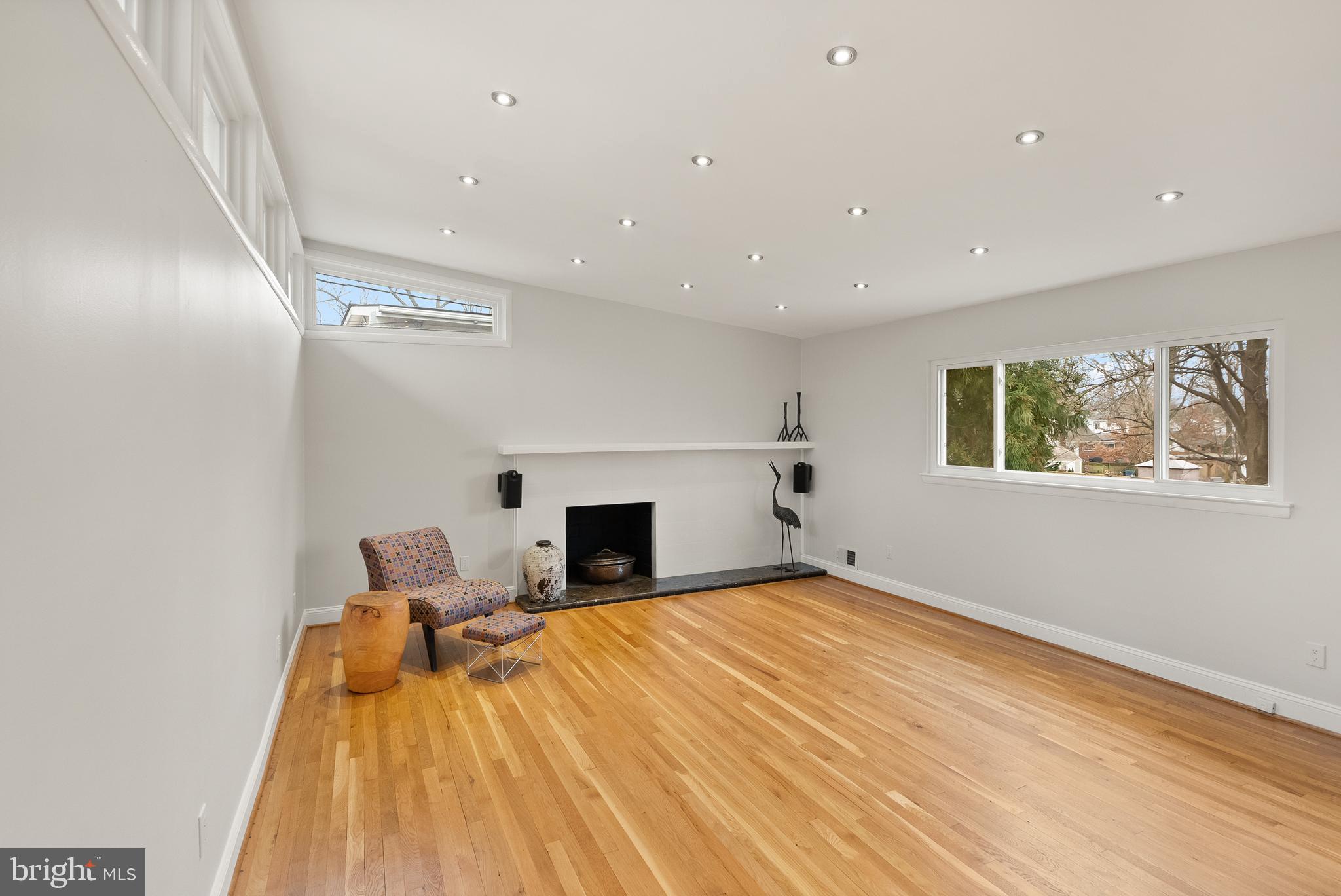 5004 Regency Place Alexandria, VA 22304 - Photo 3 of 36 a bed room with a bed and a window