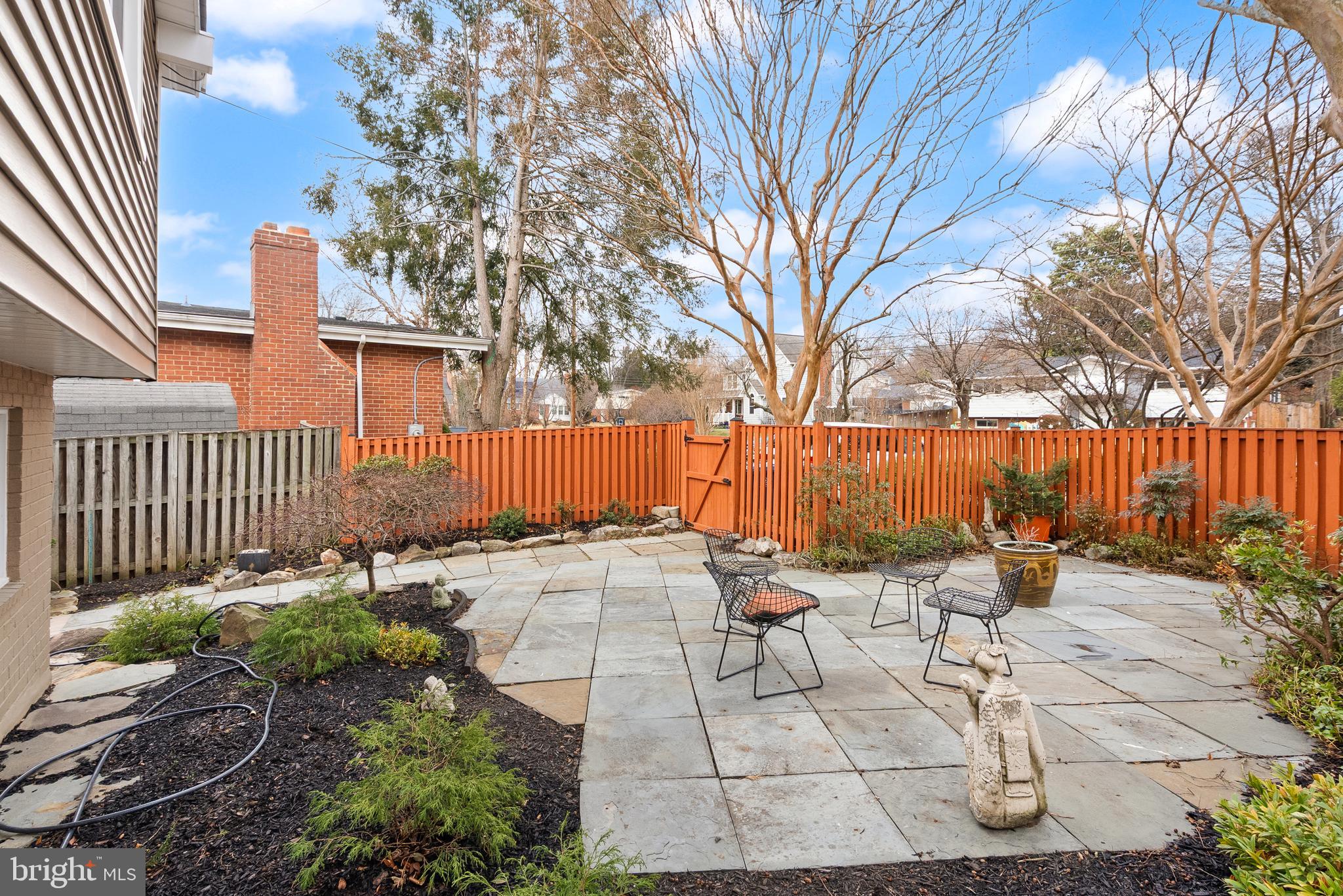 5004 Regency Place Alexandria, VA 22304 - Photo 33 of 36 a view of a patio with a table and chairs and wooden fence