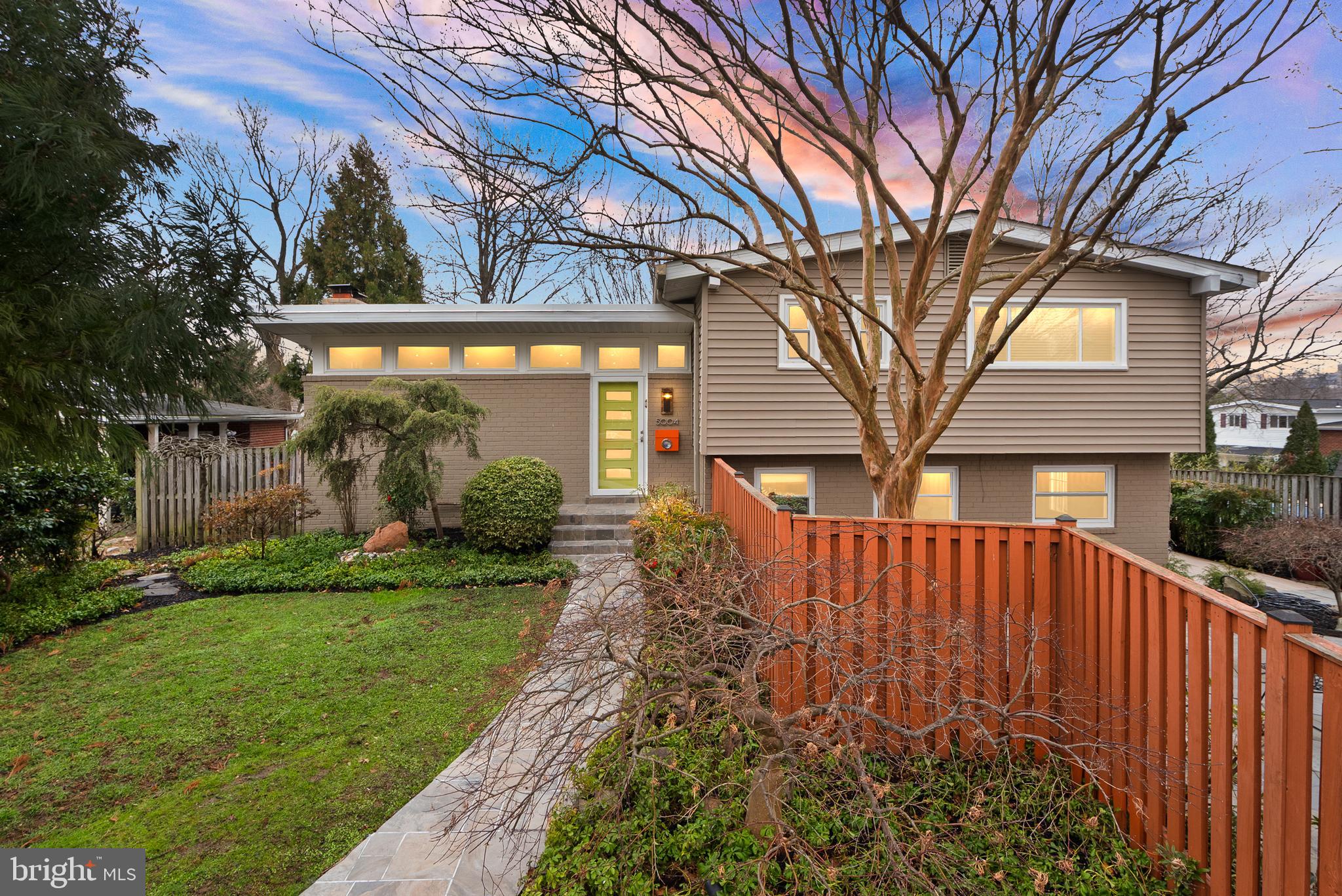 5004 Regency Place Alexandria, VA 22304 - Photo 35 of 36 a front view of a house with garden