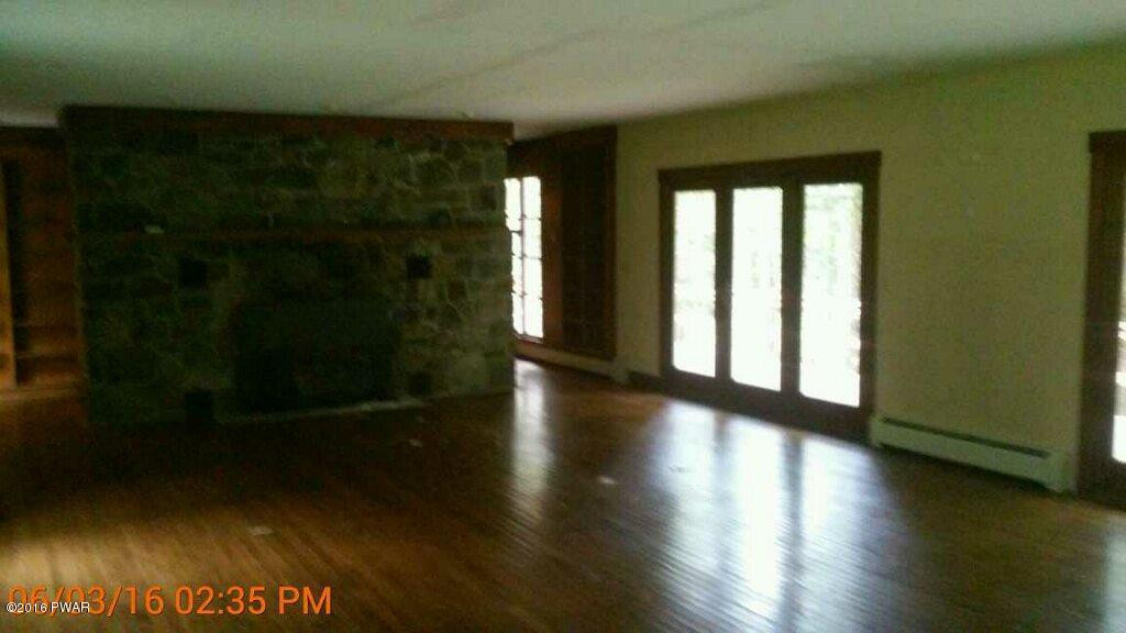 5300 Minks Pond Road Bushkill, PA 18324 - Photo 8 of 12 greatroom