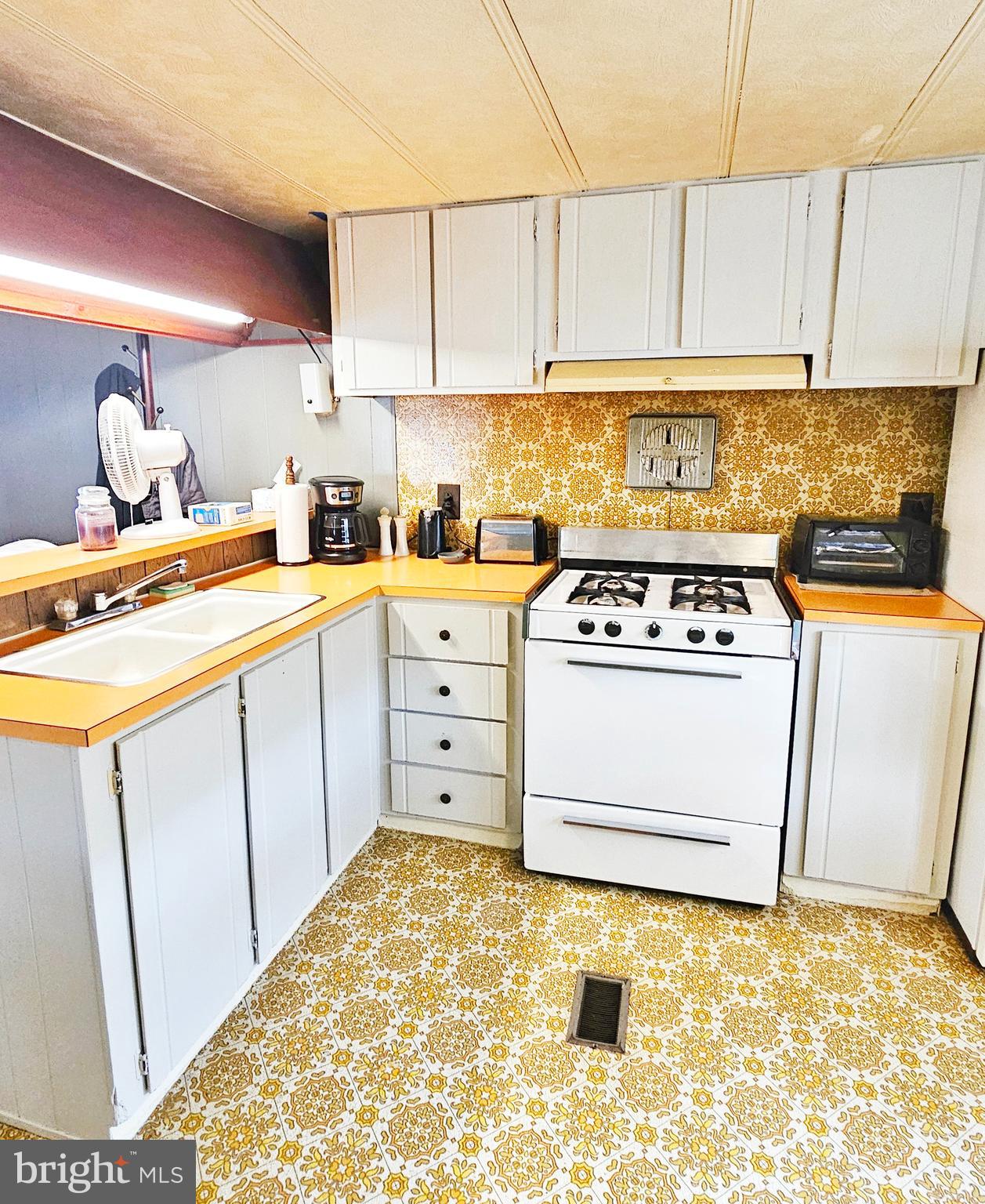 232 # 69 Yankee Road, Unit 69 Quakertown, PA 18951 - Photo 3 of 11 Kitchen Gas Stove