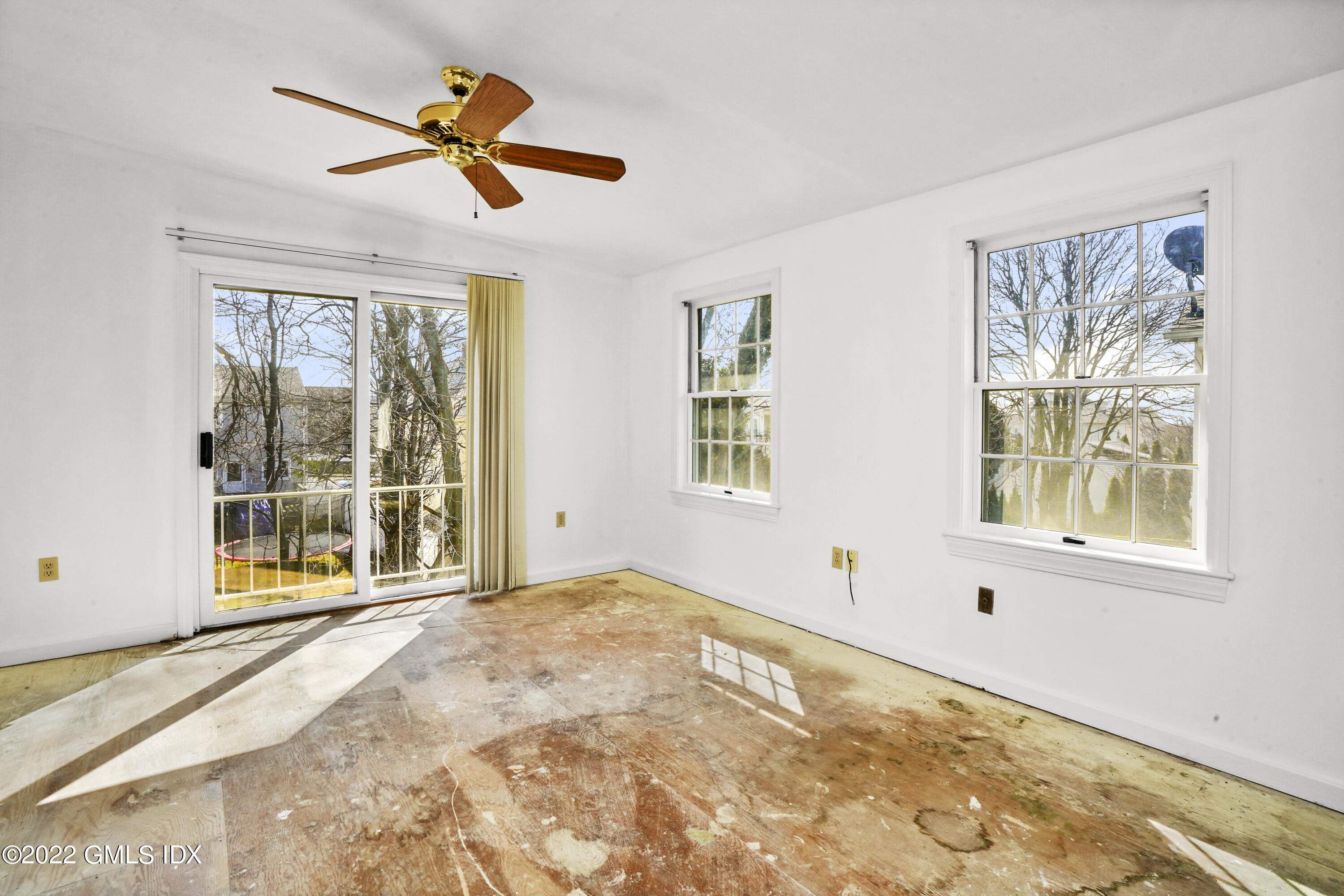 39 Alexander Street, Unit B Greenwich, CT 06830 - Photo 5 of 17 a view of an empty room with a window