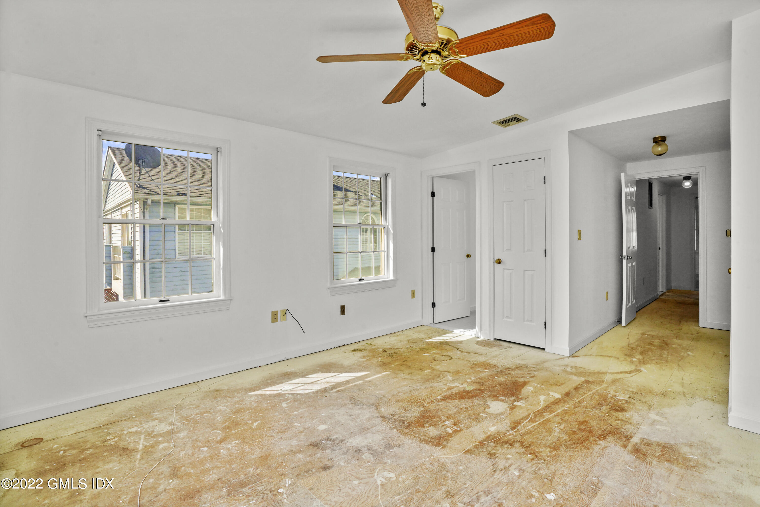 39 Alexander Street, Unit B Greenwich, CT 06830 - Photo 7 of 17 a view of room with window and a ceiling fan
