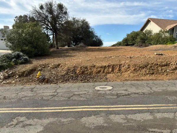 a view of a yard with an empty space