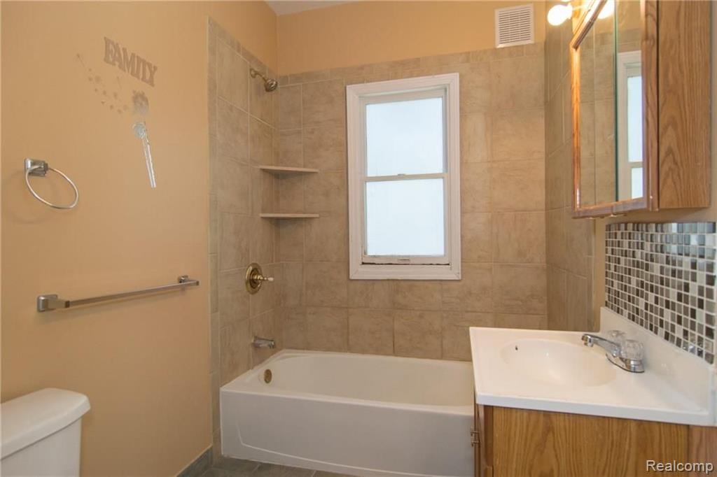 8183 Central Street Center Line, MI 48015 - Photo 8 of 35