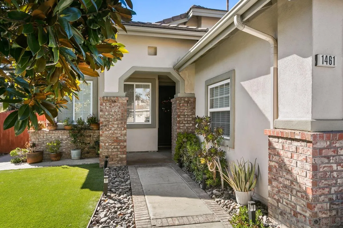 1461 Knoll Park Glen Escondido, CA 92029 - Photo 3 of 25 a front view of a house with garden