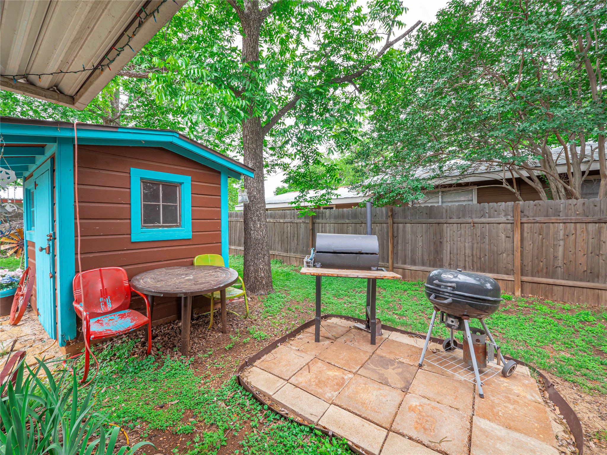 1207 Flag Street Llano, TX 78643 - Photo 31 of 40 a backyard of a house with table and chairs