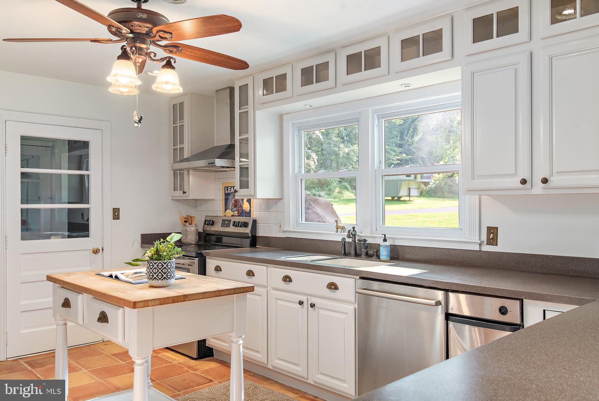 3514 Williamsburg Road Davidsonville, MD 21035 - Photo 4 of 50 a kitchen with a sink stove and cabinets