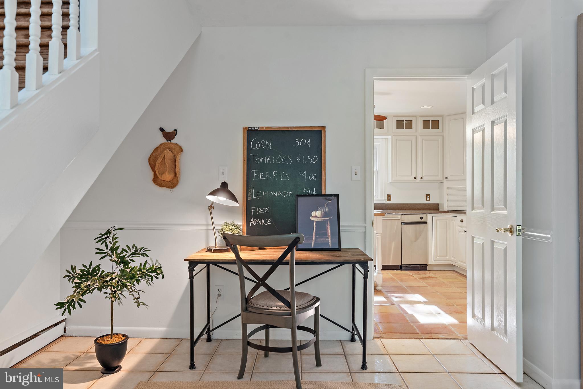 3514 Williamsburg Road Davidsonville, MD 21035 - Photo 9 of 50 a view of a livingroom with furniture and a potted plant