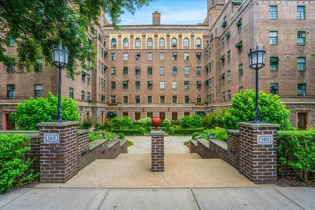 $599,000 | 160 Middle Neck Road, Unit 5A, Great Neck, NY 11021