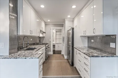 $599,000 | 160 Middle Neck Road, Unit 5A, Great Neck, NY 11021