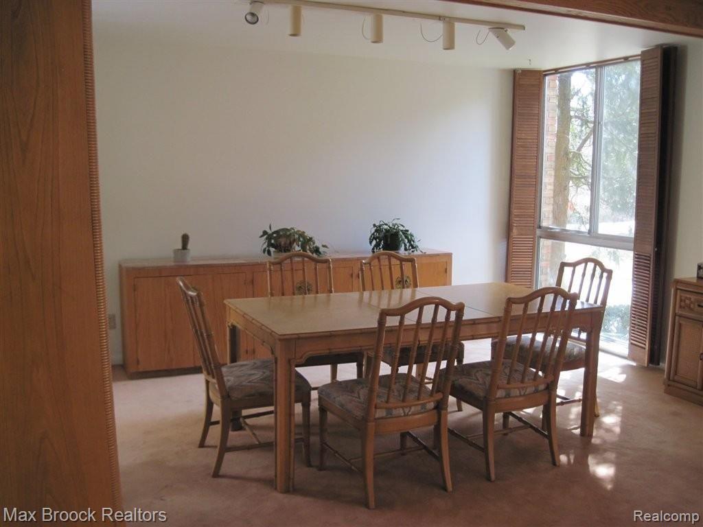 4041 West Maple Road, Unit 104 Bloomfield Hills, MI 48301 - Photo 6 of 18 Dining Area