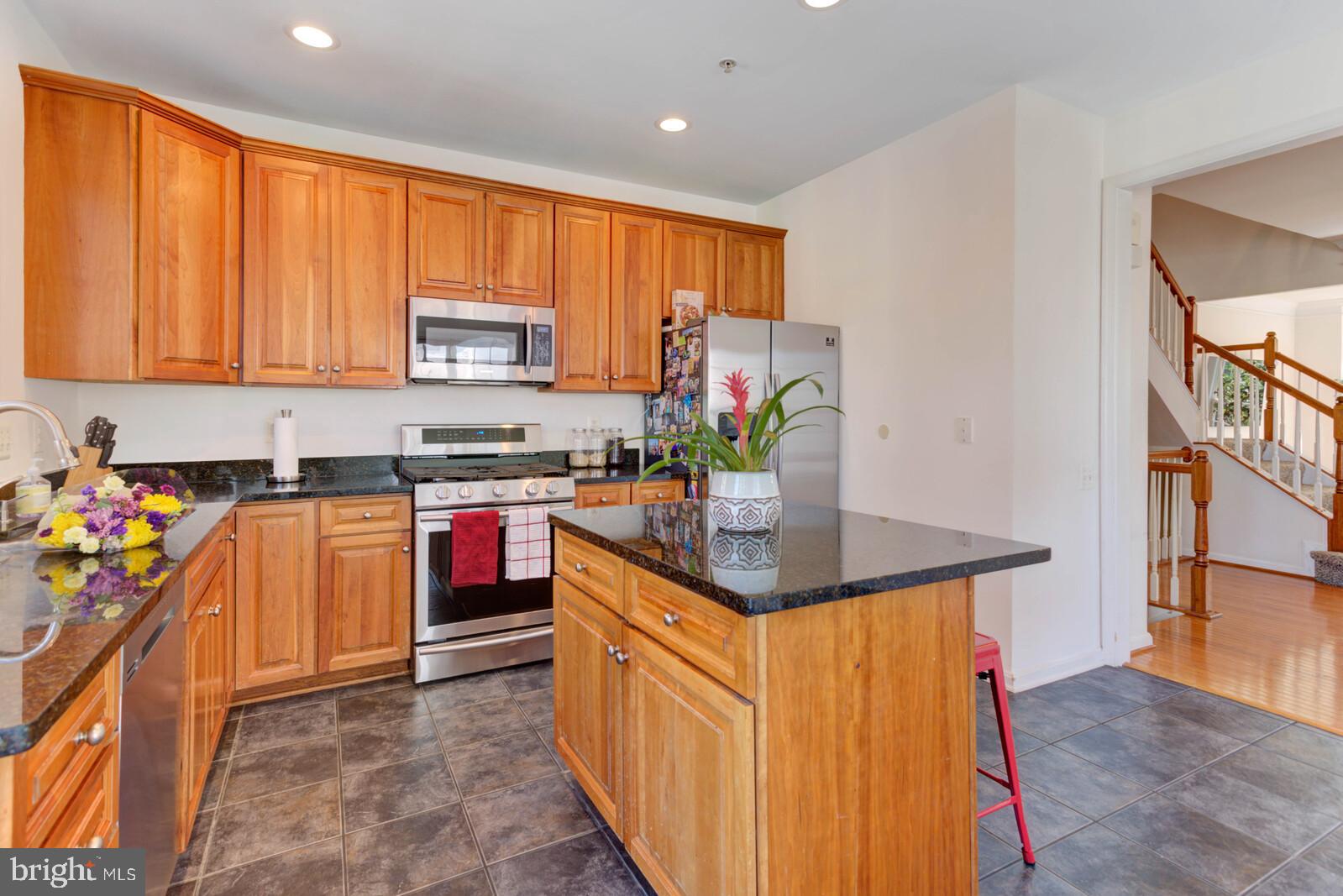 11510 Clairmont View Way Silver Spring, MD 20902 - Photo 7 of 35