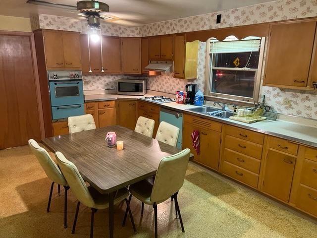 1900 South Roselle Road Roselle, IL 60172 - Photo 3 of 9 a view of a dining room with furniture