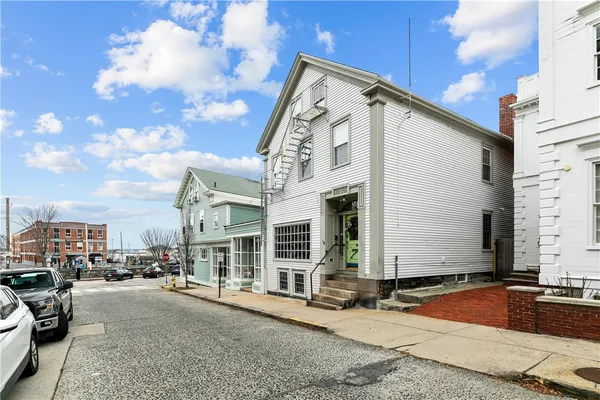 $1,800 | 8 Franklin Street, Unit 4, Newport, RI 02840