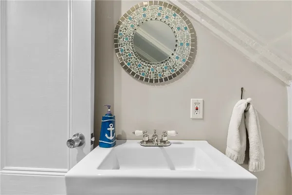 $1,800 | 8 Franklin Street, Unit 4, Newport, RI 02840