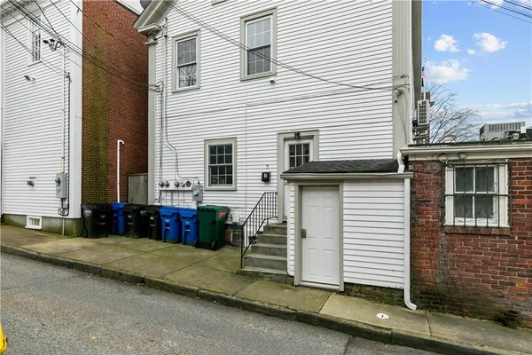 $1,800 | 8 Franklin Street, Unit 4, Newport, RI 02840