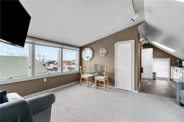 $1,800 | 8 Franklin Street, Unit 4, Newport, RI 02840