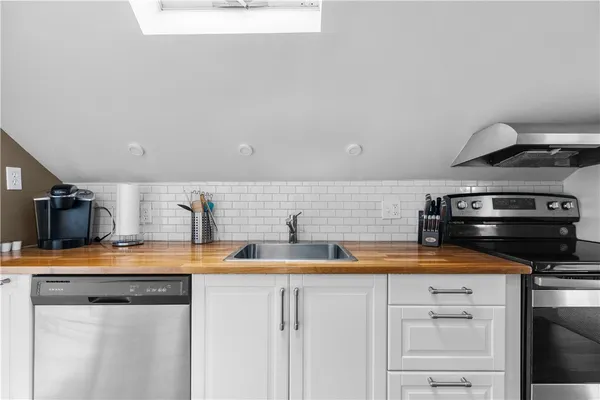 $1,800 | 8 Franklin Street, Unit 4, Newport, RI 02840