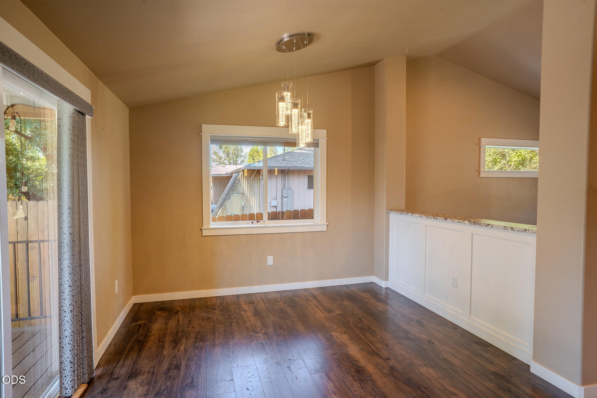 2196 Crestbrook Road Medford, OR 97504 - Photo 16 of 38