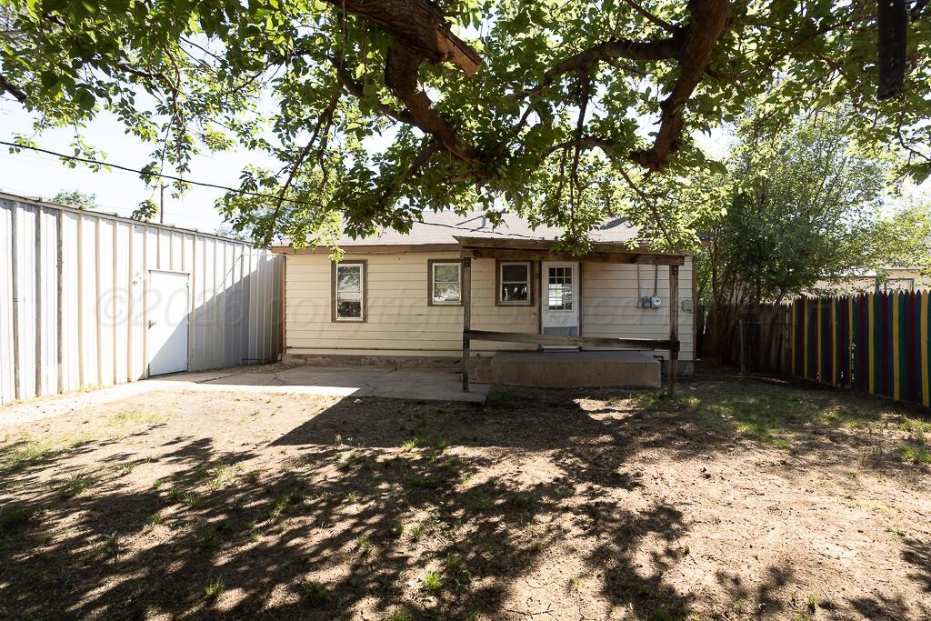 4422 South Ong Street Amarillo, TX 79110 - Photo 15 of 17 a backyard of a house