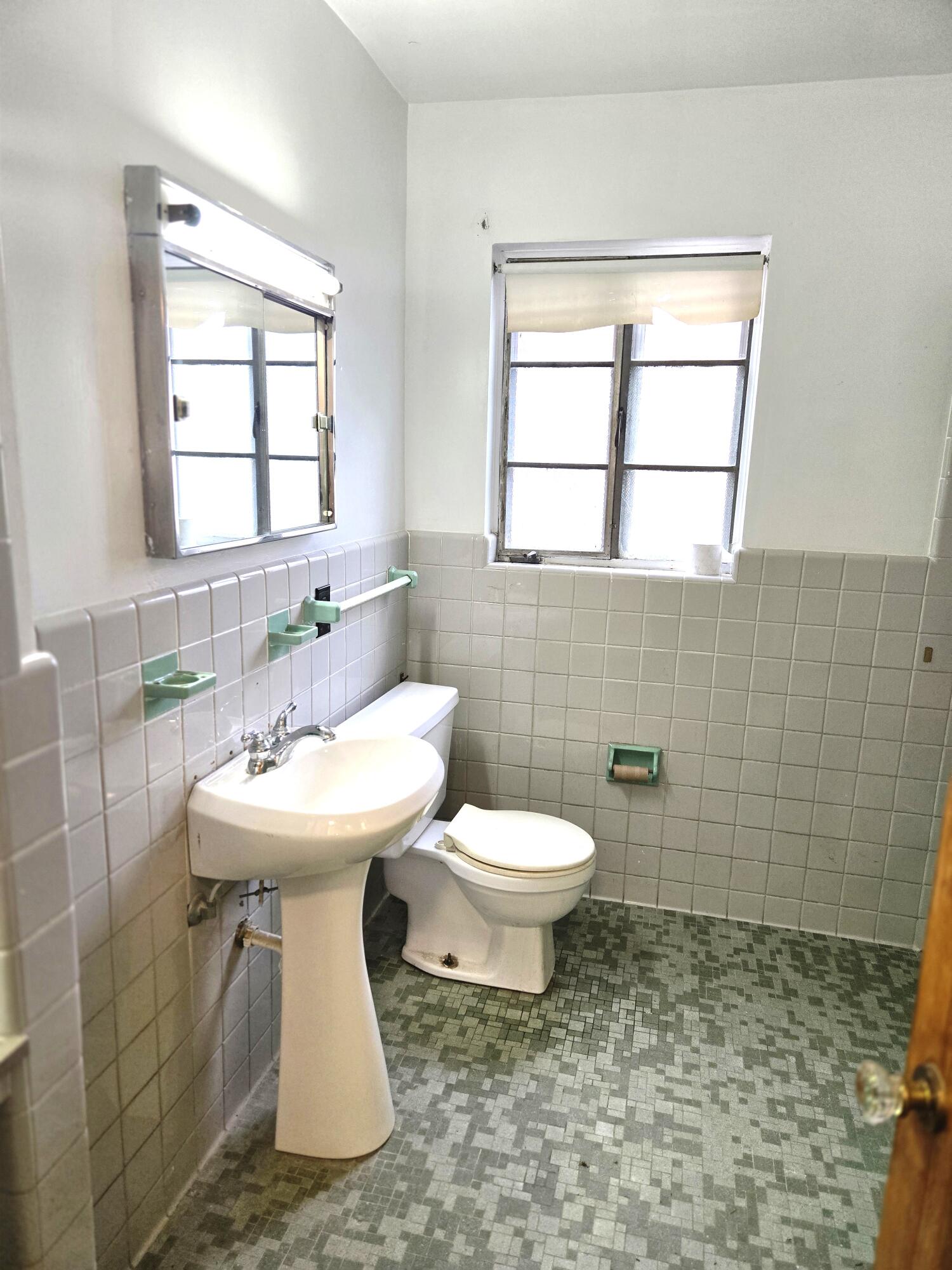 18000 Ilene Street Detroit, MI 48221 - Photo 35 of 93 Main bathroom