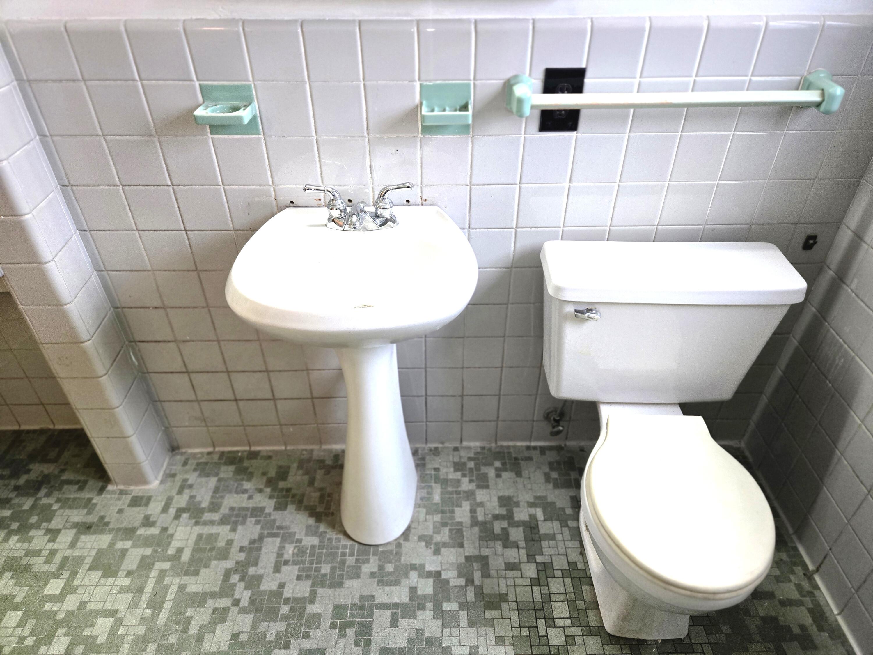 18000 Ilene Street Detroit, MI 48221 - Photo 38 of 93 main bathroom