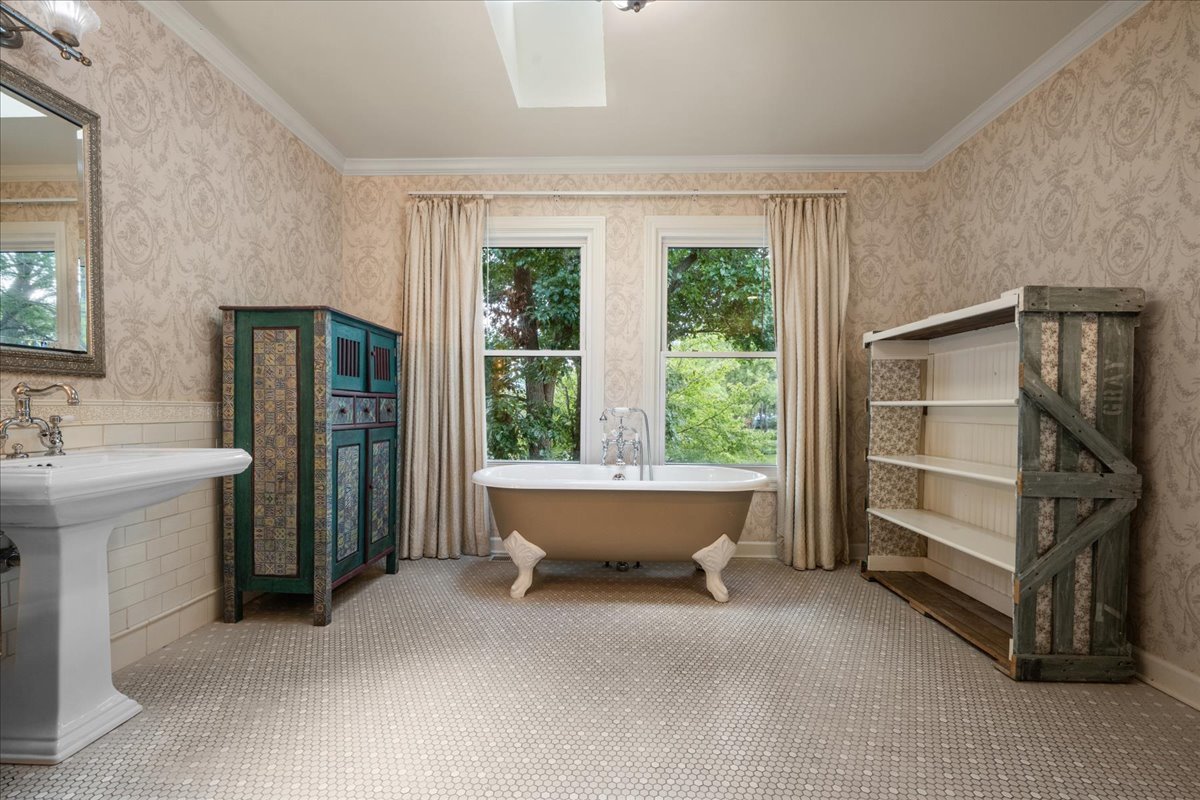 101 Crestview Drive Deerfield, IL 60015 - Photo 21 of 37 a spacious bathroom with a bathtub and shower