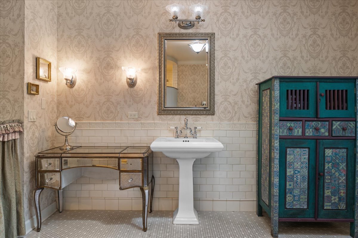 101 Crestview Drive Deerfield, IL 60015 - Photo 22 of 37 a bathroom with a sink a mirror and a toilet