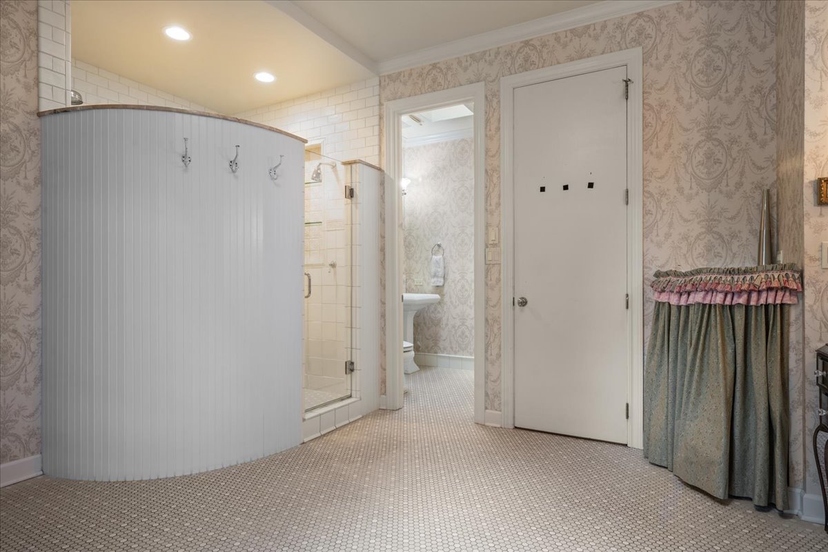 101 Crestview Drive Deerfield, IL 60015 - Photo 23 of 37 a view of a hallway with closet area