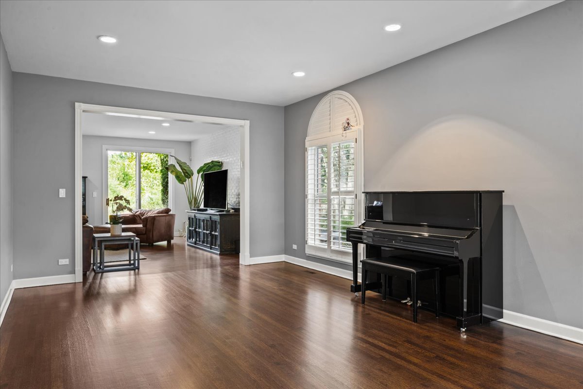 101 Crestview Drive Deerfield, IL 60015 - Photo 5 of 37 a living room with furniture and a fireplace