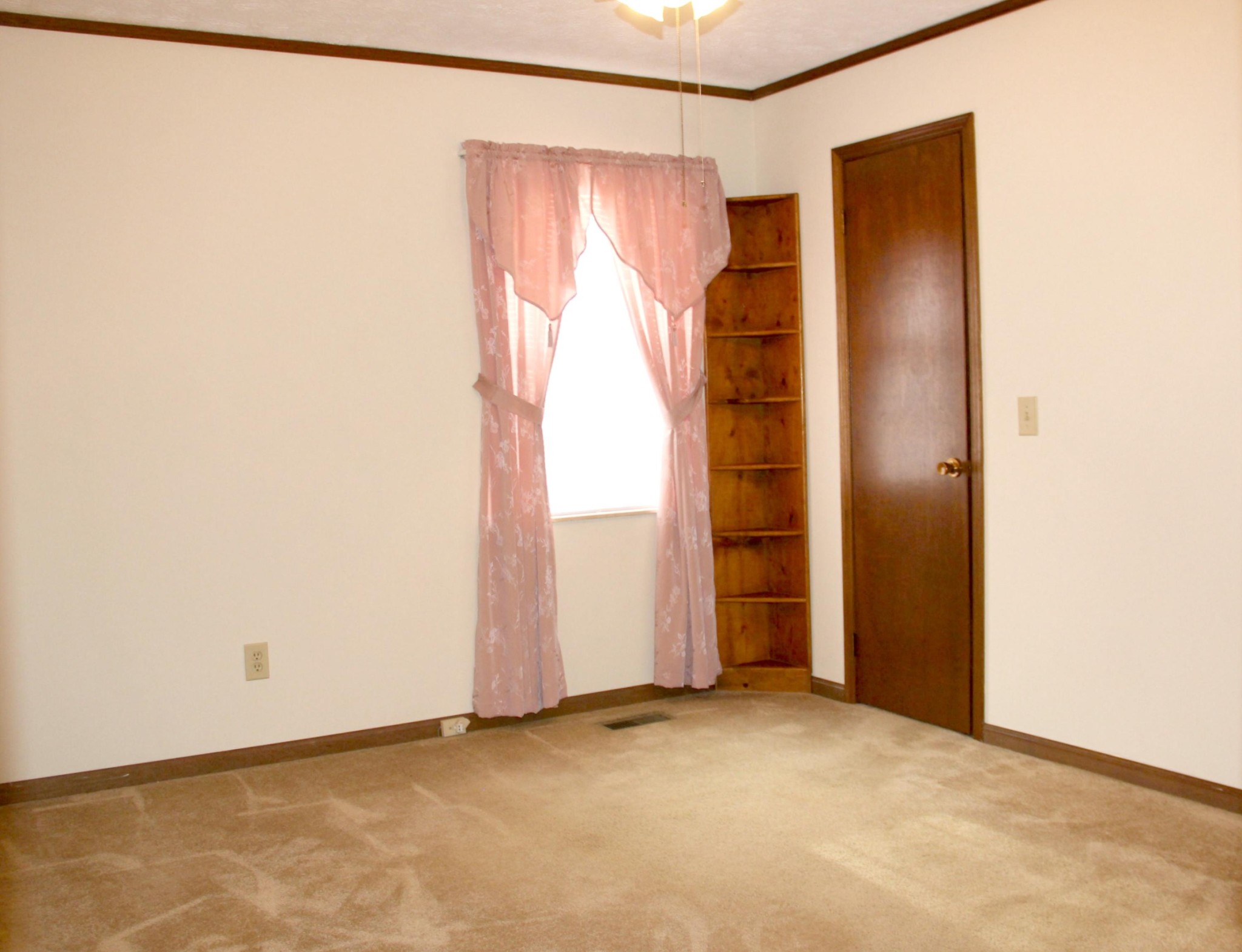 653 Laurel Bluff Road Kingston, TN 37763 - Photo 11 of 20 a view of an empty room with closet and entryway
